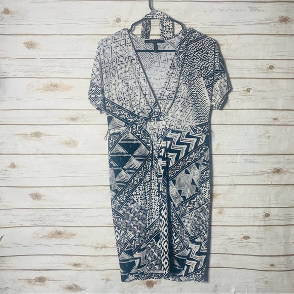 BCBGMaxAzria Dresses & Skirts - BCBGMaxAzria Black and White V Neck Patterned Short Sleeve Belted Dress Size S